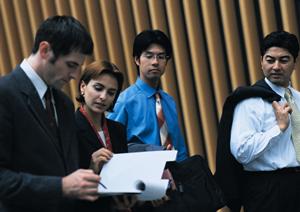 「ヘビーウェイトTシャツの魅力と選び方：快適さと個性を兼ね備えたファッションの新定番」